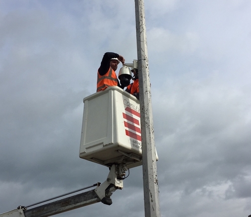 image d'un installateur Teneo mettant en place une camera